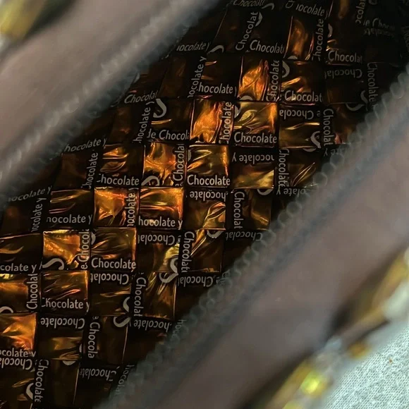 Petite bag. Made from gum wrappers purchased in Dominican Republic - Picture 2 of 4